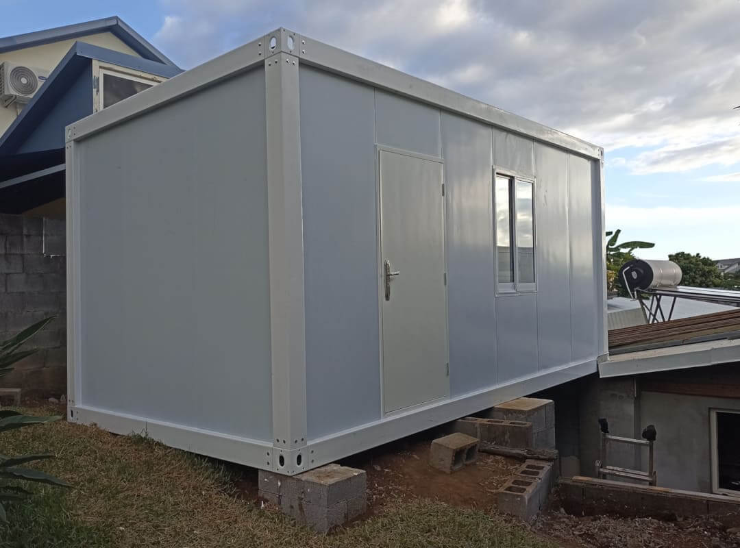 Maison container en kit 6×3m – montage terminé, hors d'eau et hors d'air